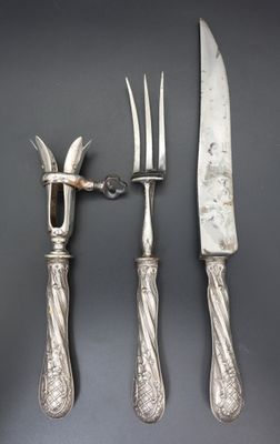 quatre couverts, dont un couteau, une fourchette et un porte-couteaux