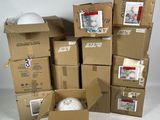 de nombreux cartons empilés les uns sur les autres