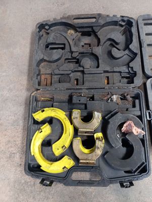 une boîte à outils avec des outils sur le sol