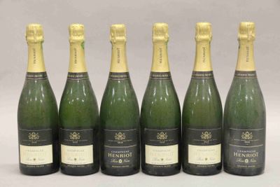 six bouteilles de champagne sont alignées