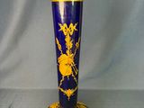 un vase bleu orné d'un motif doré