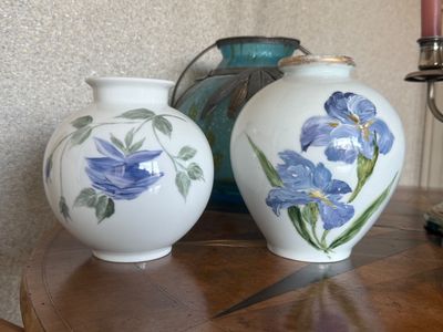 deux vases posés sur une table l'un à côté de l'autre