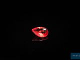 gros plan d'un diamant rouge sur une surface noire