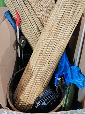 une boîte en carton contenant un tas de bâtonnets en bois