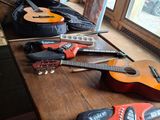 beaucoup de guitares posées sur une table dans une pièce