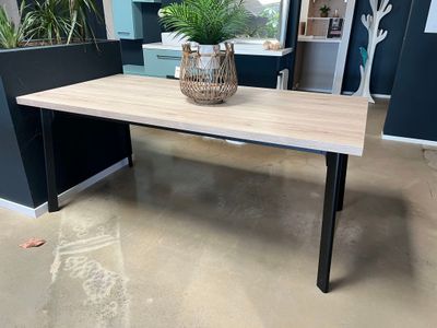 une table sur laquelle se trouve une plante, au milieu d'une pièce