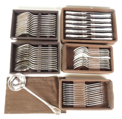 six boîtes contenant des couverts, dont des cuillères