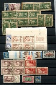 Plusieurs types de timbres sont exposés sur un tableau noir.