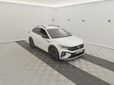 La voiture blanche est garée dans le garage de la maison.