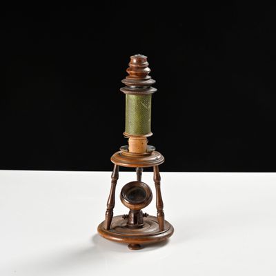 une image représentant une horloge à l'ancienne posée sur un socle, sur une surface blanche