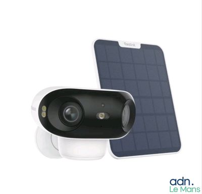 une image montrant une caméra de sécurité alimentée à l'énergie solaire à côté d'un téléphone portable