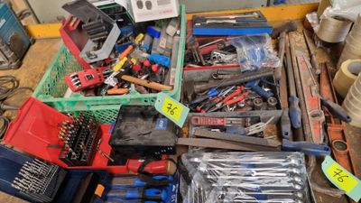 de nombreux types d'outils et d'ustensiles posés sur la table