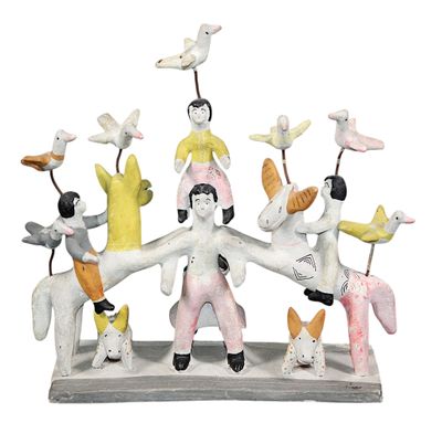 une figurine représentant un groupe de personnes accompagnées d'animaux et d'oiseaux
