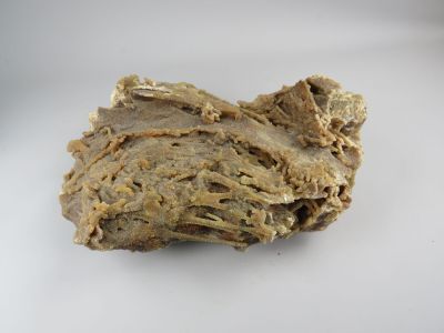 Calcite avec stalactites de couleur brune.