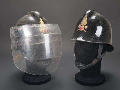 une paire de casques avec une visière transparente et une étoile rouge sur le côté