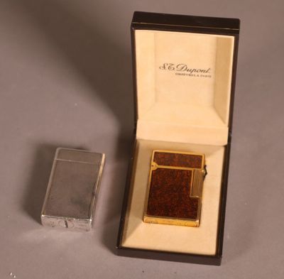 un briquet et son étui posés sur une table