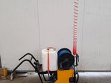 une petite machine posée par terre à côté d'un bâtiment