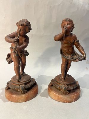 paire de figurines anciennes en bronze représentant des chérubins, sur socles en marbre