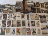 beaucoup de vieilles cartes postales sur le lit