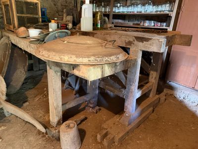 une table en bois sur laquelle se trouve un bol, dans une pièce sale