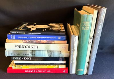 plusieurs livres sont empilés sur une table