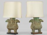 une paire de lampes en forme d'éléphant vertes, chacune munie d'un abat-jour