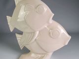 un poisson en céramique blanche posé sur une table