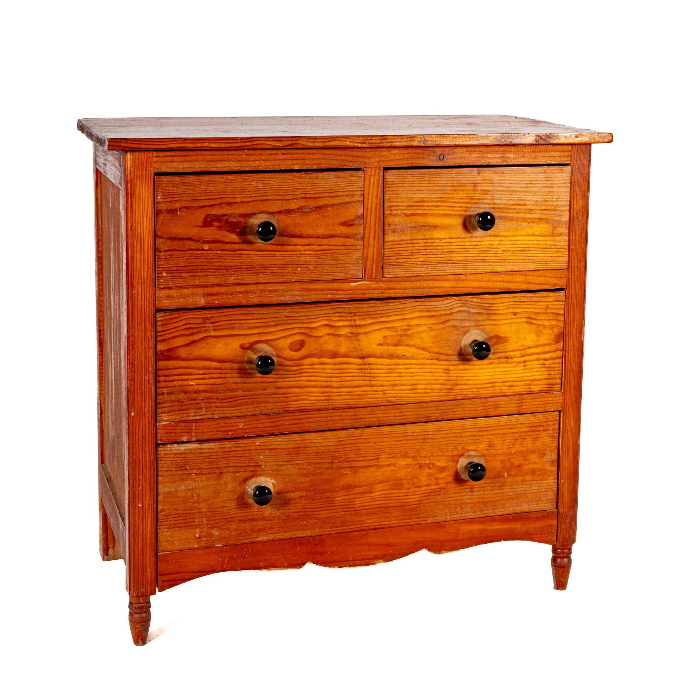 Commode en bois naturel à quatre tiroirs sur trois rangs