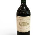 une bouteille de vin posée sur une table