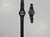 Les deux montres sont posées l'une à côté de l'autre sur la table.