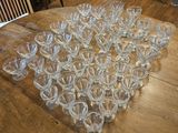 beaucoup de verres vides posés sur une table en bois