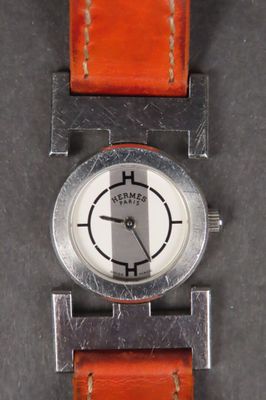 gros plan d'une montre-bracelet avec un bracelet en cuir marron