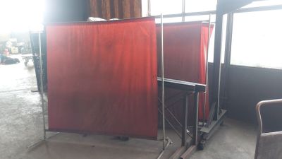 une pièce avec un paravent rouge et une chaise à l'intérieur
