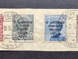 trois timbres différents sur une feuille de papier sur laquelle figure la photo d'un homme
