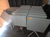 un grand nombre de chaises dans une pièce