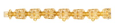 gros plan d'un bracelet en or sur fond blanc