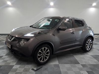 Le SUV Nissan Juke est garé sur un sol en carrelage à damier.