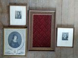 trois tableaux encadrés sur le mur d'une pièce