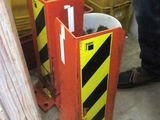 un homme debout à côté d'un tas de matériaux de construction