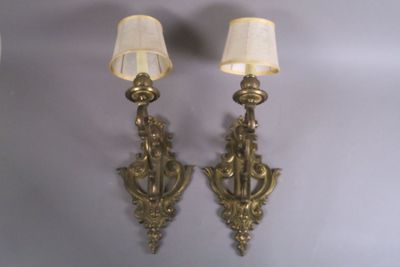 Paire d'appliques électrifiées en bronze doré, la platine aj…