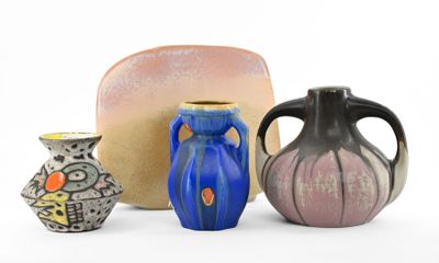 trois vases posés l'un à côté de l'autre sur une surface blanche