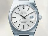 une photo d'une montre Rolex à cadran blanc montée sur un bracelet