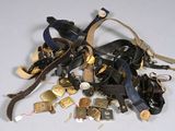 une pile d'objets assortis sur une table