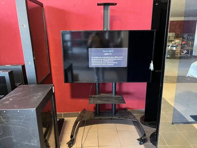 un téléviseur à écran plat posé sur un support dans une pièce