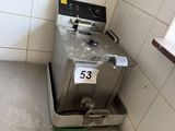 une photo d'une cuisine sale avec une cuisinière