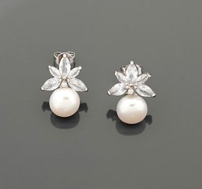 Paire de puces d'oreilles en métal argenté ornées de perles …