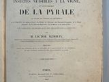 un livre ouvert posé sur un fond bleu, avec un titre en noir et blanc