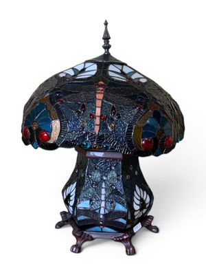 une image représentant une lampe posée sur un pied
