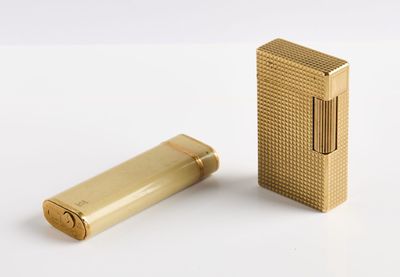 un étui à cigarettes doré et un briquet posés sur une surface blanche