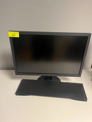un écran et un clavier posés sur un bureau, avec une souris